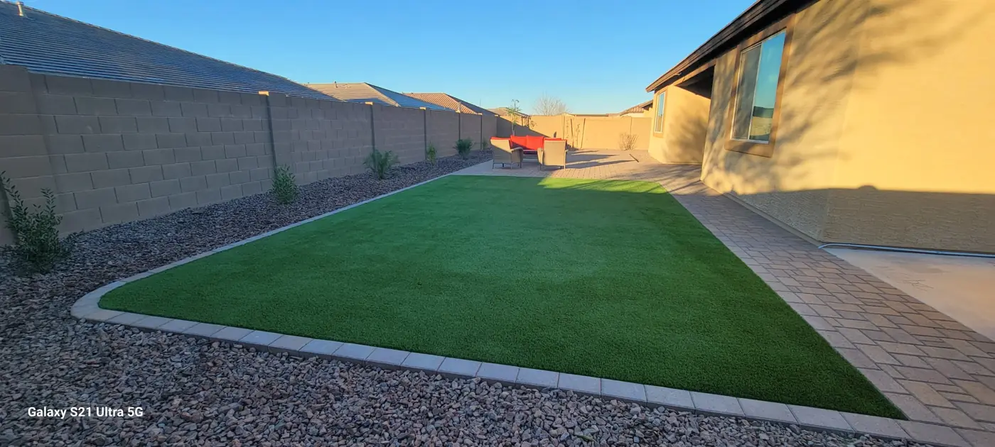 Turf with clean edging and decorative rock